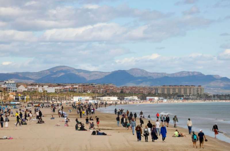 Varias personas disfrutan del sol en la playa de la Patacona, en Valencia. EFE/ Ana Escobar/Archivo

