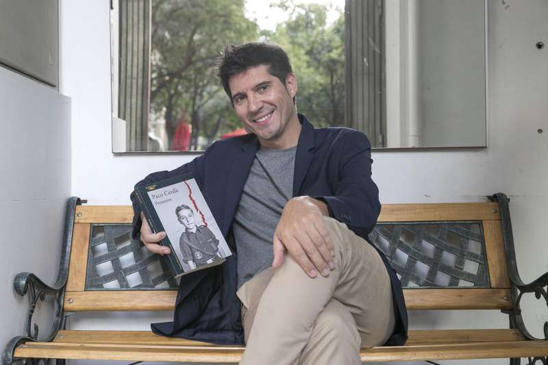 Archivo del periodista y escritor Paco Cerd, que present su libro Presentes en Zaragoza. EFEJavier Cebollada
