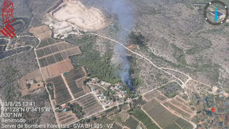 Imagen del incendio de Benimodo facilitada por el Centro de Emergencias de la Generalitat. EFEGVA