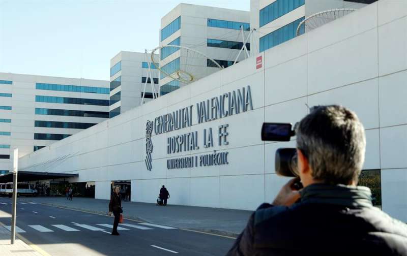 Un periodista toma imágenes del exterior del hospital La Fe. EFE