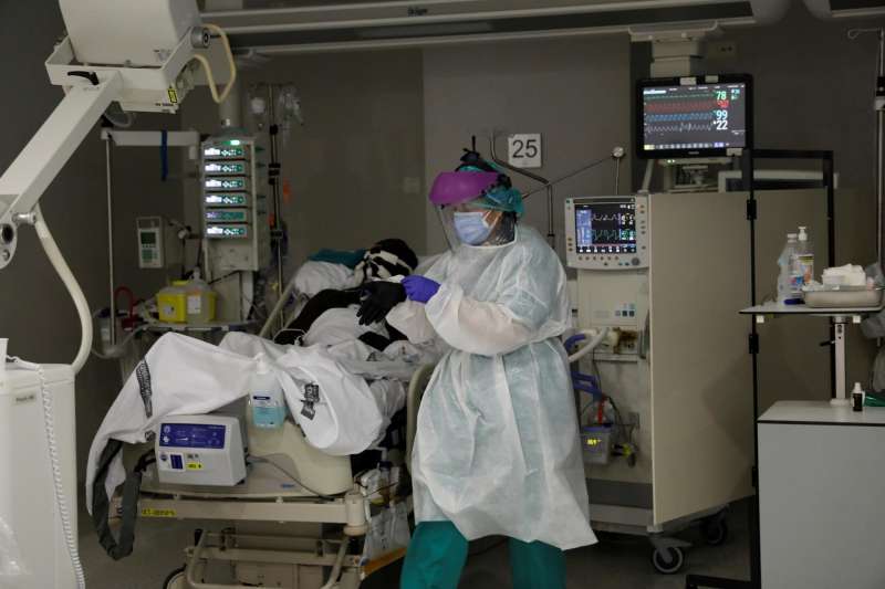 Imagen de archivo de la UCI de un hospital valenciano. EFE Juan Carlos Crdenas

