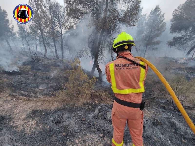 Imagen de un bombero trabajando en la extinciÃ³n del incendio de Venta del Moro publicada por el Consorcio provincial en redes sociales.

