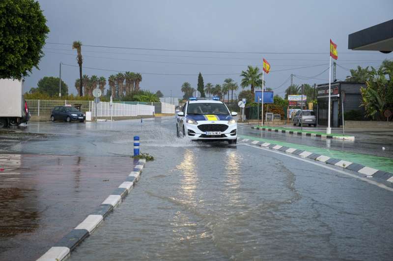 Un coche de polica circula por una calle anegada por la lluvia en Foia, en Elx.  EFE Pablo Miranzo
