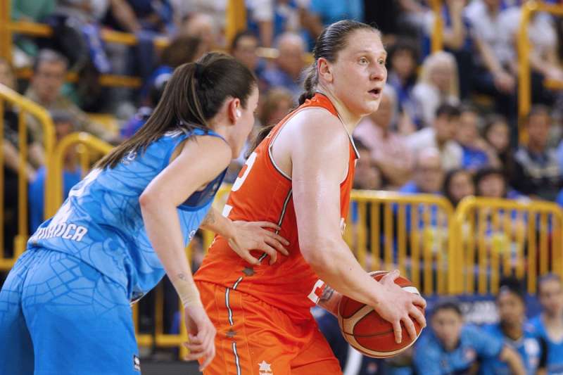 Alina Iagupova durante el primer partido de la final de Liga Femenina Endesa frente al Perfumeras Avenida./VALENCIA BASKET