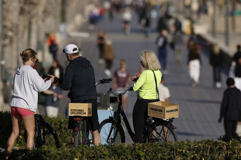 Turistas y valencianos en el paseo mar�timo de la Malvarrosa de Valencia. EFEKai F�rsterling
