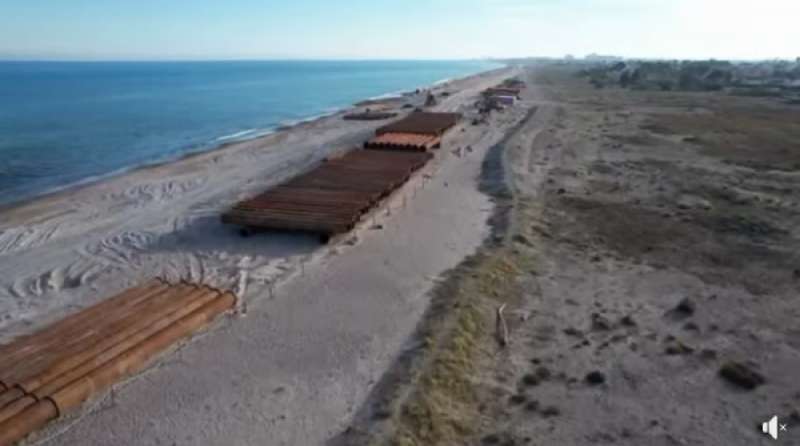 Un instante del v�deo que muestra los trabajos de regeneraci�n de las playas de Almard�, Corinto y Malvarrosa, desde el aire.  EPDA