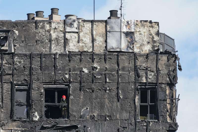 Edificio donde se ha producido el incendio de Campanar. EFE/Biel Aliño
