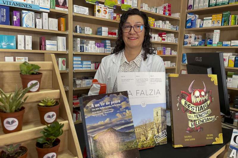 La farmacutica del pueblo valenciano de Almiser, Matilde Soler, quien dice tener medicina para el cuerpo y para el alma. EFERaquel Segura
