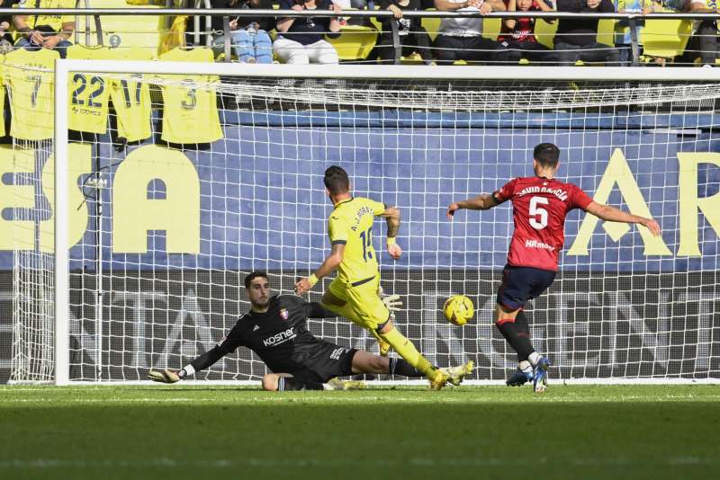 El delantero José Luis Morales (c) del Villarreal anota un gol ante el Osasuna durante el partido entre Villarreal y Osasuna en La Cerámica. EFE/Andreu Esteban