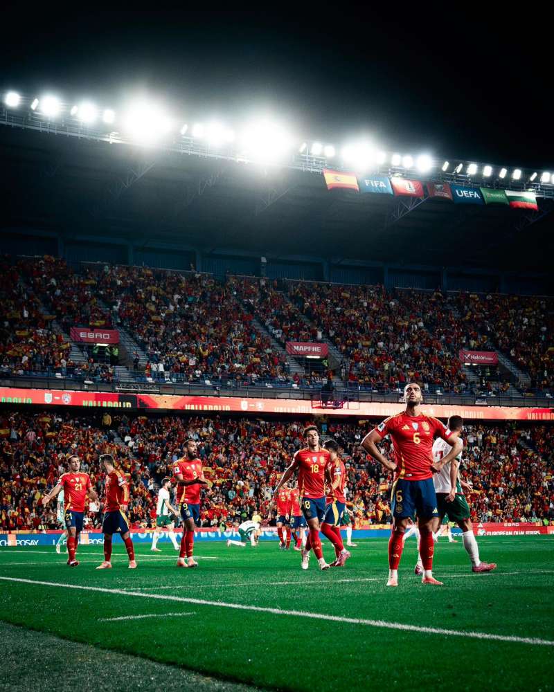 Mikel Merino celebrando su gol ante Bulgaria con la Seleccin Espaola de Ftbol | @SEFutbol va X 