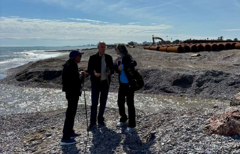 La presidenta de la plataforma en defensa de las playas de Almard�, Corinto y Malvarrosa, Amparo Peris, vecinos de la costa norte de Sagunt durante los trabajos de regeneraci�n.  EPDA