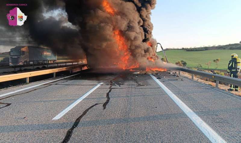 Imagen del Consorcio de Bomberos de la Diputaci�n de Cuenca del incendio de dos camiones en la A-3 a la altura de Honrubia, que mantiene cortada esta autov�a en sentido Madrid. EFE
