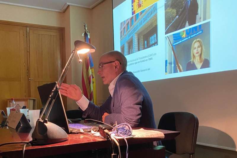 El Dr. Gabriel Sales durante una conferencia en el Saln de Actos de la Real Academia de Cultura Valenciana. EPDA