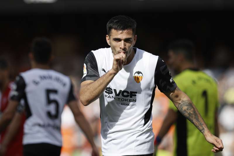 Imagen de Maxi Gómez tras su último gol con la camiseta del Valencia. EFE/ Kai Forsterling

