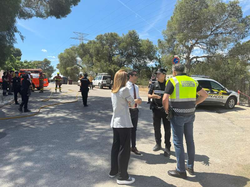El alcalde y la teniente alcalde junto a efectivos y responsables en el simulacro de incendio en La Vallesa. EPDA