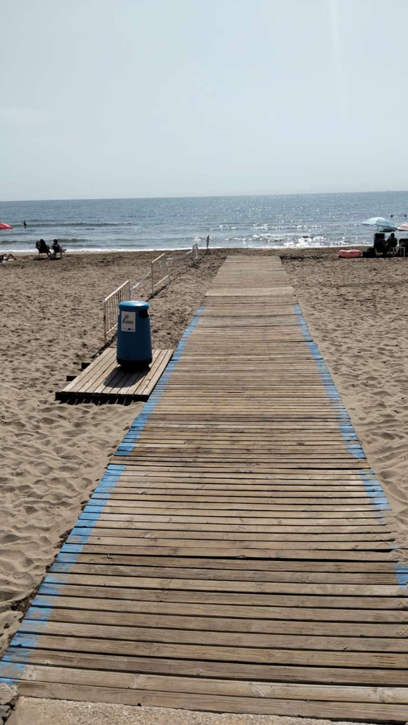 Separaci que marca fins on la gent es pot banyar en Port Saplaya.EPDA