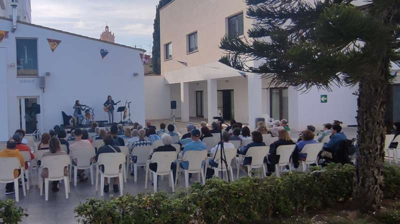 Un instante de la actuacin de la cantautora Eva Gmez en Canet den Berenguer.  EPDA