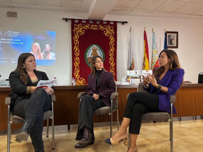 Mesa con Con Alma Rural y Vilasira
 Mesa con Con Alma Rural y Vilasira