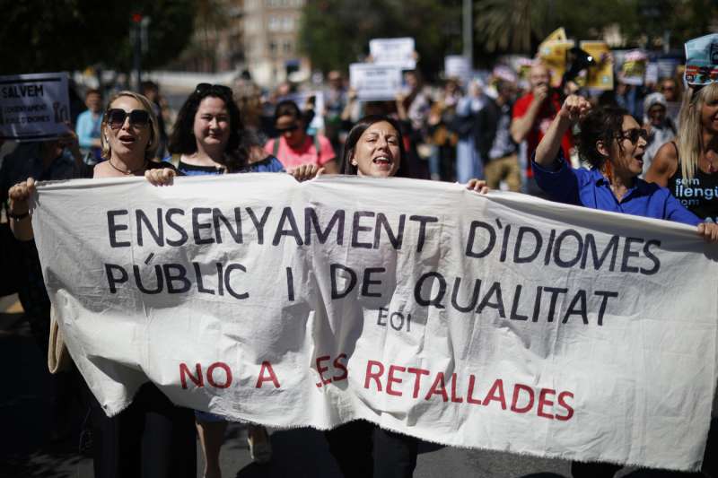 Profesorado de la Escuela Oficial de Idiomas de Valncia celebra una concentracin contra los recortes propuestos por la Conselleria de Educacin en las Escuelas de Idiomas de la Comunitat Valenciana, que pretende eliminar 244 grupos de idiomas