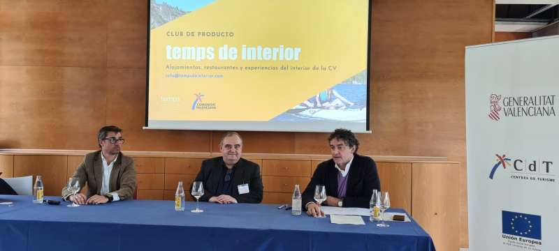 El secretario autonómico de Turisme ha presentado la nueva edición de la Guía Temps 2022 junto con el presidente del Club de producto de alojamientos de interior de la Comunitat Valenciana  /epda