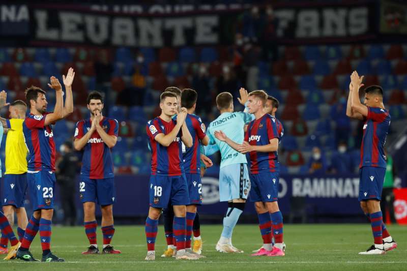 Los jugadores del Levante UD saludan después de un partido. /EPDA