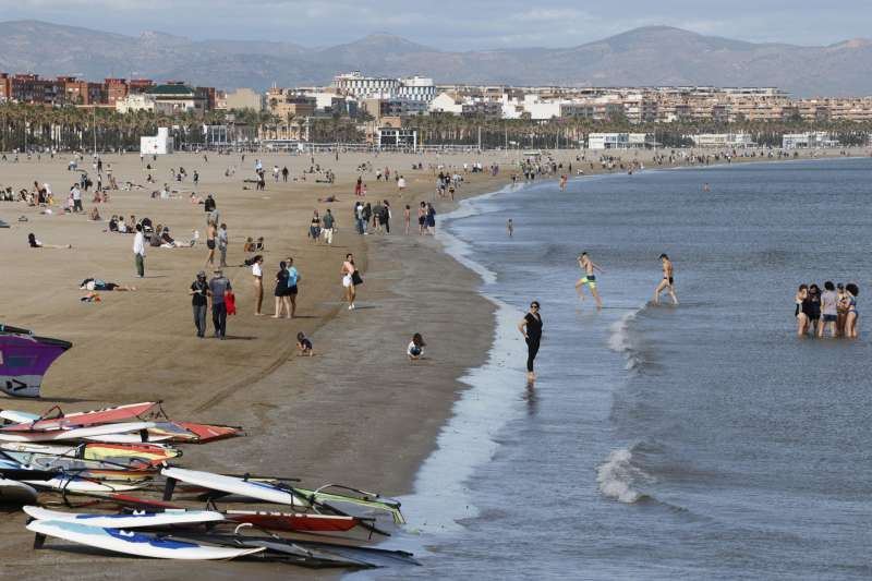 Decenas de personas disfrutan de una jornada ventosa en las playas de Valencia.EFE/Ana Escobar
