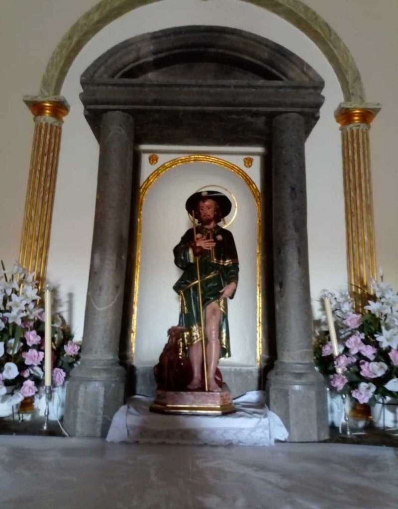 La imagen de San Roque en su altar