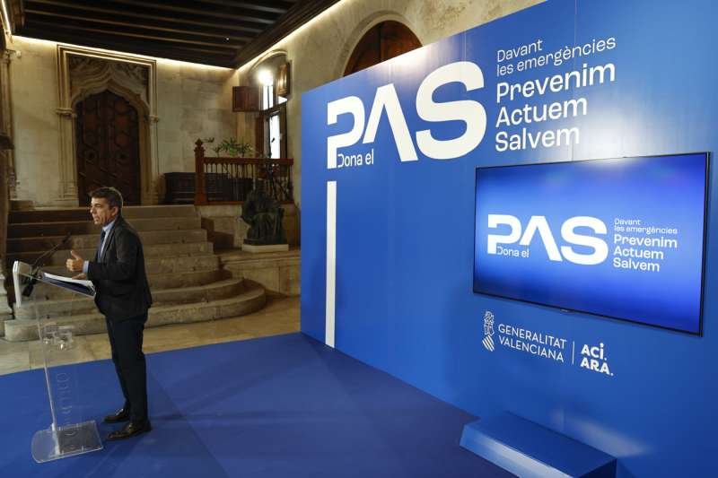 El president de la Generalitat, Carlos Mazn, asiste a la presentacin del proyecto educativo de sensibilizacin ante el riesgo por inundaciones. EFEAna Escobar
