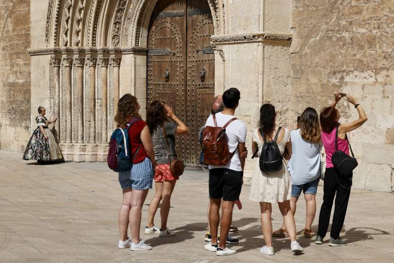 Un grupo de turistas contempla la catedral de Valencia. EFE/Biel Aliño/Archivo
