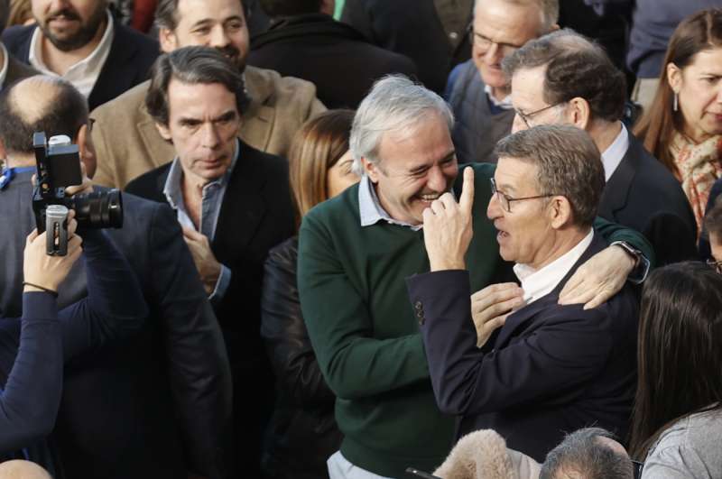 El líder del PP, Alberto Núñez Feijóo (d), en la clausura de la Intermunicipal hoy domingo en València. EFE/Kai Forsterling
