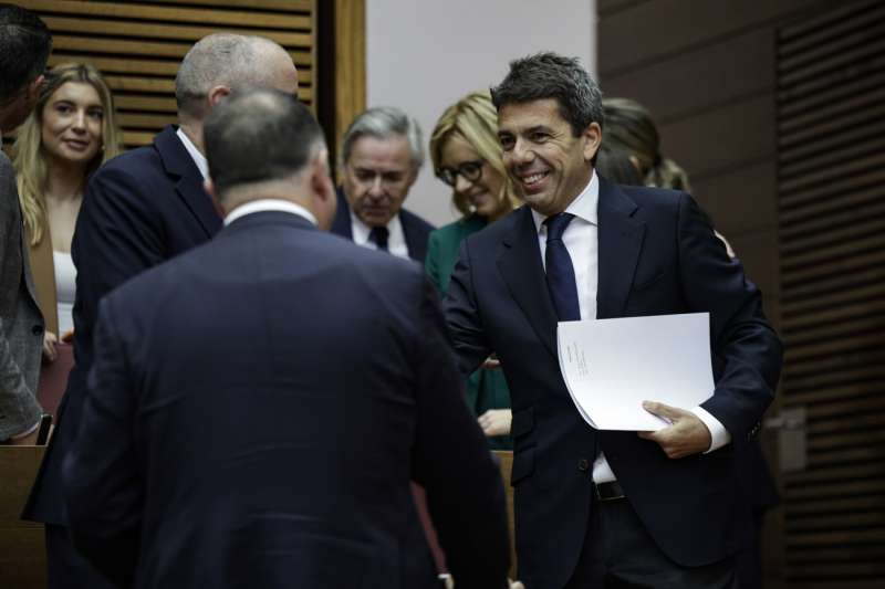 El president de la Generalitat, Carlos Mazón, saluda a miembros del grupo popular a su llegada al pleno de Les Corts. EFE/Biel Aliño/Archivo
