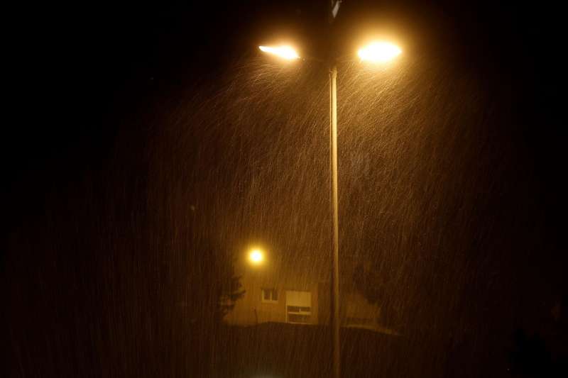 Detalle de la lluvia bajo la luz de las farola, anoche.