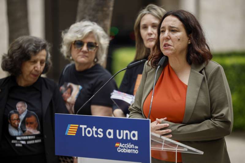 La presidenta de la Associació Víctimes Dana 29 Octubre, Mariló Gradoli, comparece ante los periodistas. EFE/Biel Aliño
