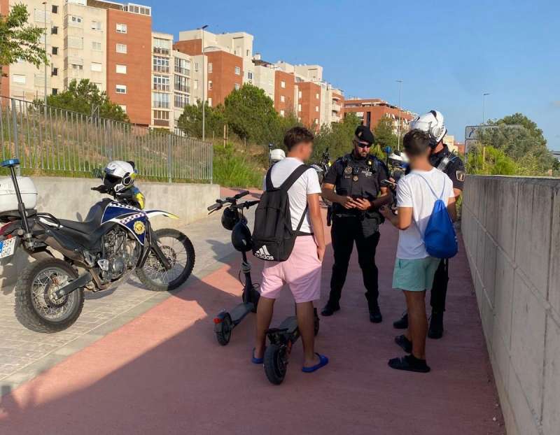 Un control policial a patienetes elctricos en Paterna. EPDA