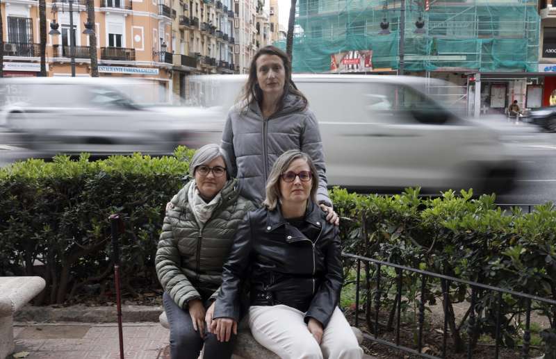 Mara Garca, Nieves Serrano y Nati Noverges, con covid persistente, en la entrevista con EFE. EFE/Kai Frsterling
