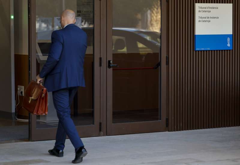 Una persona accede al juzgado de Catarroja donde la jueza que instruye la causa penal sobre la gesti�n de la dana.Archivo EFEAna Escobar