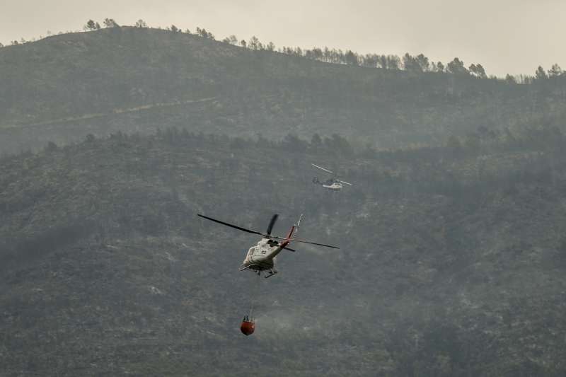 El incendio declarado en una zona boscosa de la localidad valenciana de Calles, en la comarca de Los Serranos. /EFE /Manuel Bruque