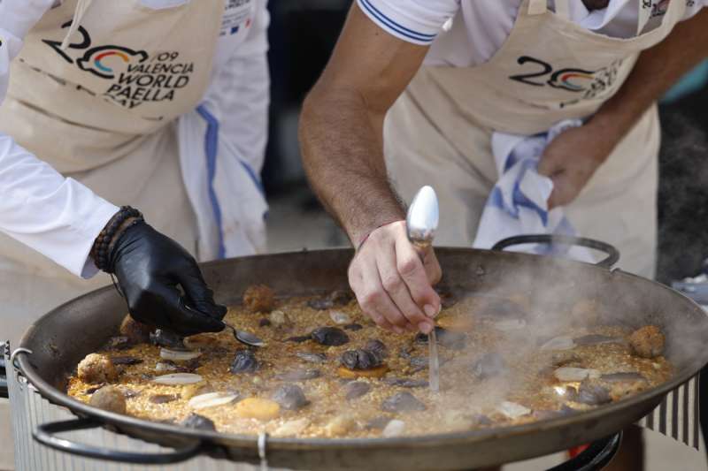 Una de las paellas que doce chefs internacionales maestros del arroz han cocinado en el World Paella Day (Da Mundial de la Paella) este sbado en Valencia. EFEAna Escobar
