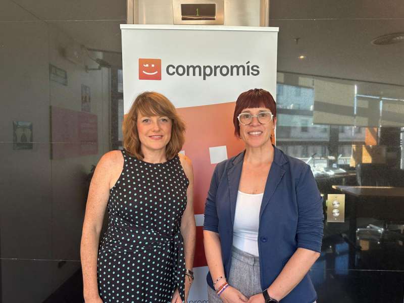 La portaveu de Comproms per Sagunt, Maria Josep Pic, amb la lder de Comproms al Congrs dels Diputats, gueda Mic.  EPDA