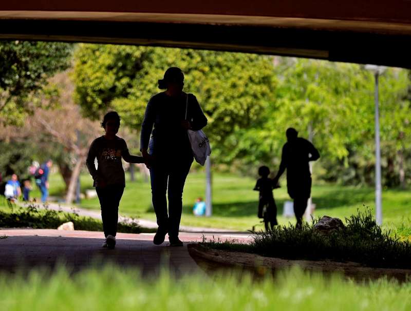 Varias personas pasean por el jardn del ro Turia. EFEManuel BruqueArchivo
