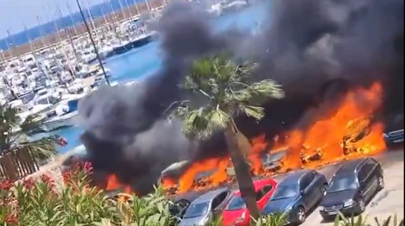 Una treintena de coches ardiendo en el puerto de Xàbia. / EPDA