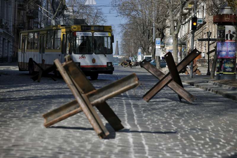 Defensas antitanque colocadas en una calle de una de las ciudades ucranianas asediadas durante la invasiÃ³n rusa. /EFE