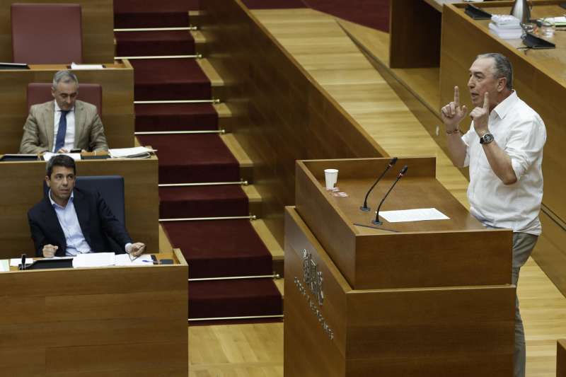 El portavoz de Comproms en Les Corts, Joan Baldov, y el president de la Generalitat, Carlos Mazn, en una sesin parlamentaria. EFEBiel Alio
