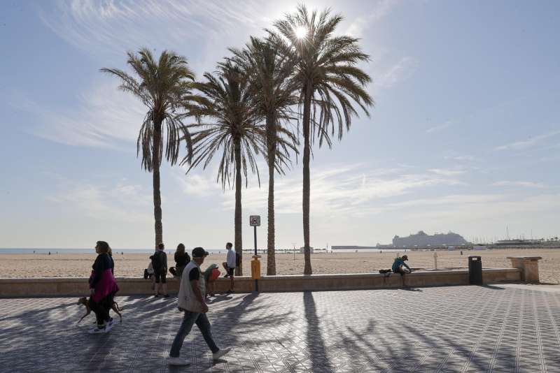 En la imagen, el paseo de la playa de la Malvarrosa de València. EFE/ Manuel Bruque/Archivo
