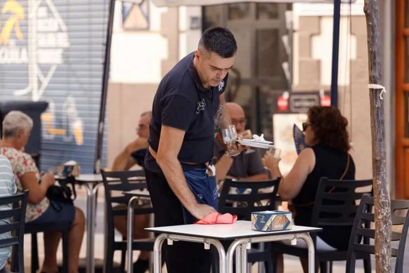 Un camarero en Valencia, en una imagen de archivo. EFE/Biel AliÃ±o
