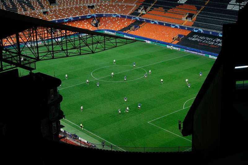 Imagen del encuentro de Liga de Campeones entre el Valencia CF y el Atalanta italiano, último que albergó Mestalla aunque a puerta cerrada. EFE/Archivo Imagen del encuentro de Liga de Campeones entre el Valencia CF y el Atalanta italiano, último que albergó Mestalla aunque a puerta cerrada. EFE/Archivo