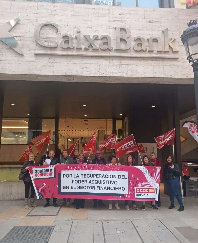 Protesta a las puertas de CaixaBank, en una imagen facilitada por CCOO.
