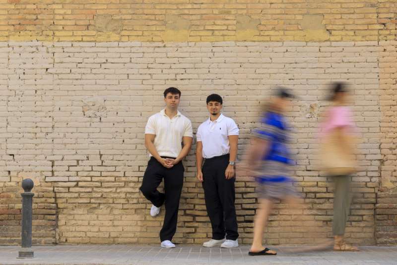 Los estudiantes de Ingeniera Multimedia, el andaluz Noufel Garcs (d) y el valenciano Rubn Jimnez, creadores de la aplicacin mvil DisasterMatters, nacida tras la dana de Valencia y premiada por la Univesitat de Valncia (UV), que conecta a voluntarios, afectados y organismos pblicos tras una catstrofe como la del pasado 29 de octubre para facilitar una respuesta ms rpida y eficiente. EFE