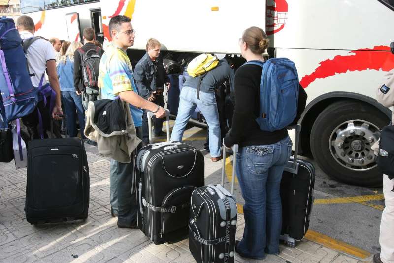Viajeros en una estaciÃ³n de autobÃºs. EPDA
