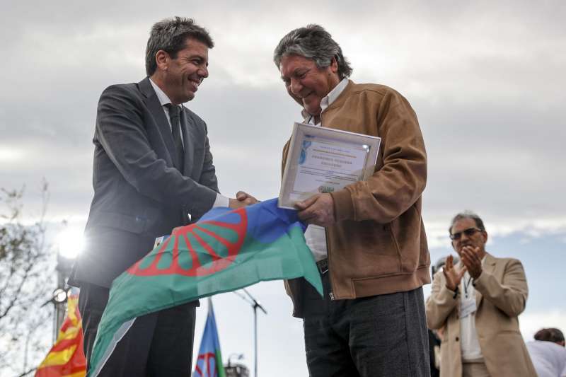 Carlos MazÃ³n, participa en el acto en celebraciÃ³n del DÃ­a Internacional del Pueblo Gitano, que ha reunido a centenares de personas en Valencia. EFE/Manuel Bruque
